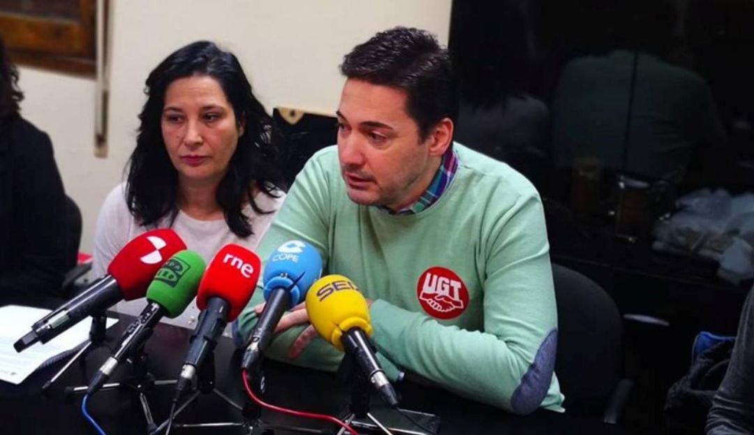Trinidad Pérez, presidenta del comité de empresa y Óscar Cueto, responsable del sector de limpieza en UGT León