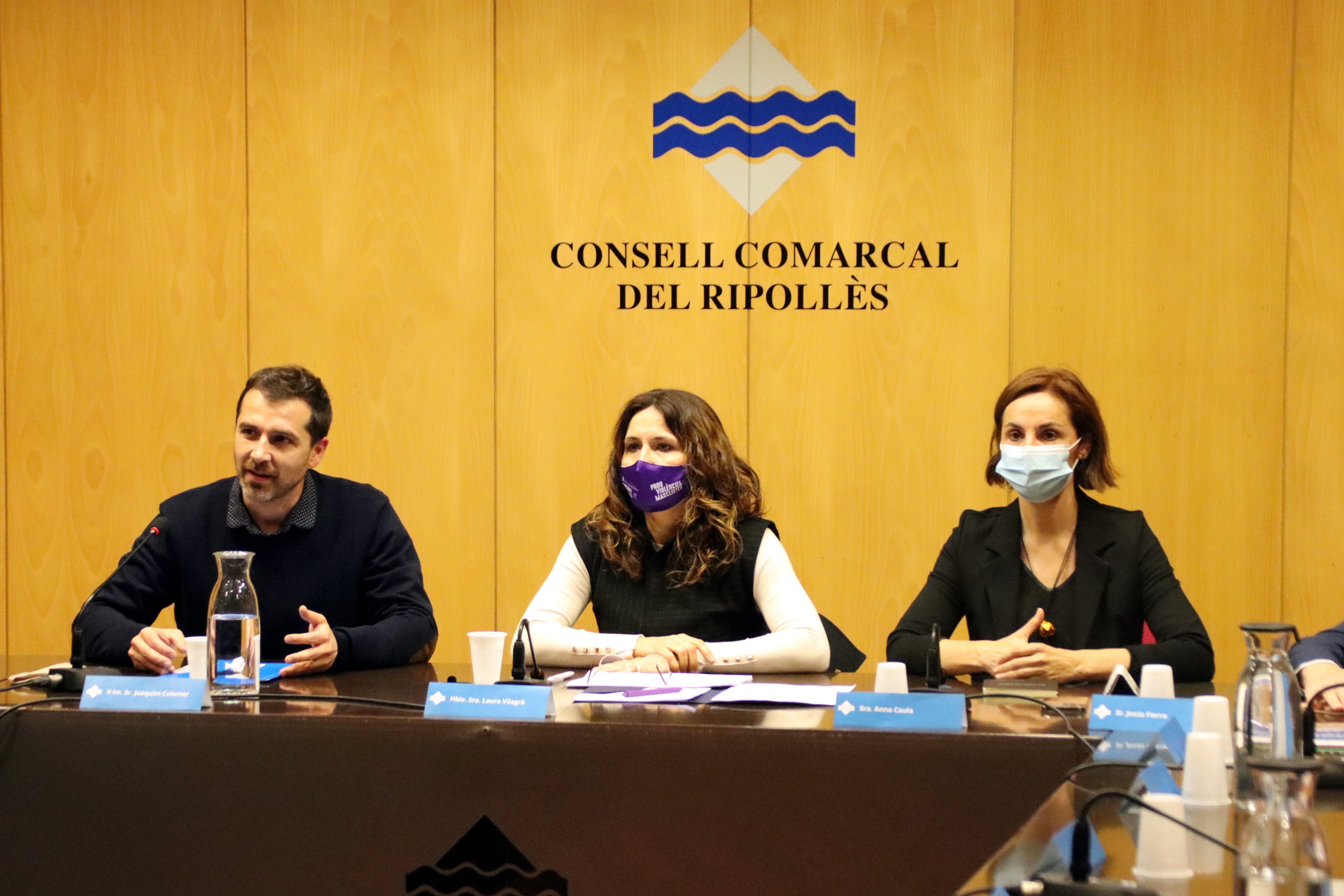 Joaquim Colomer, president del Consell Comarcal del Ripollès, el primer començant per l'esquerra