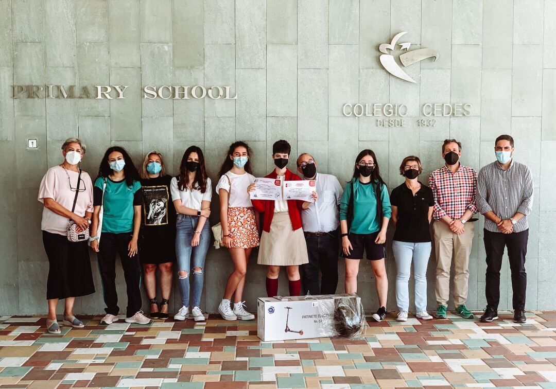 De derecha a izquierda: Responsable de Coca-Cola Castilla La Mancha, Arturo Villarrubia; Director Colegio CEDES, Francisco Navarro Tercero; Docente de Lengua, Inés González de la Aleja; Alumna participante, María Torres Martínez (3º ESO); Responsable de C