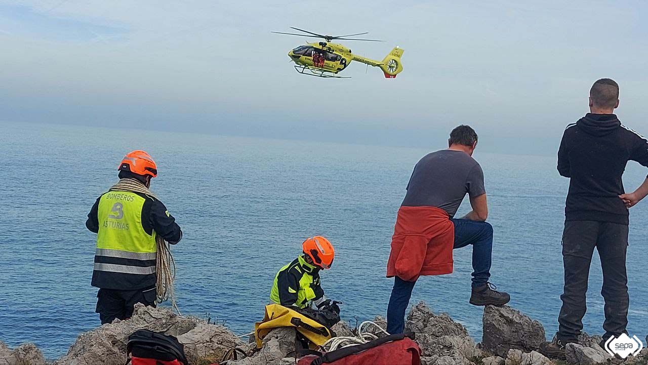 Momento de la búsqueda del hombre desaparecido en el mar en Llanes.