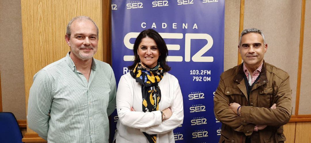 De izquierda a derecha, Camilo Irizo, director de la banda Municiapl de Coria del Río; la pintora Nuria Barrera y Manuel García Preciados, hermano mayor de Nuestra Señora de la Antigua