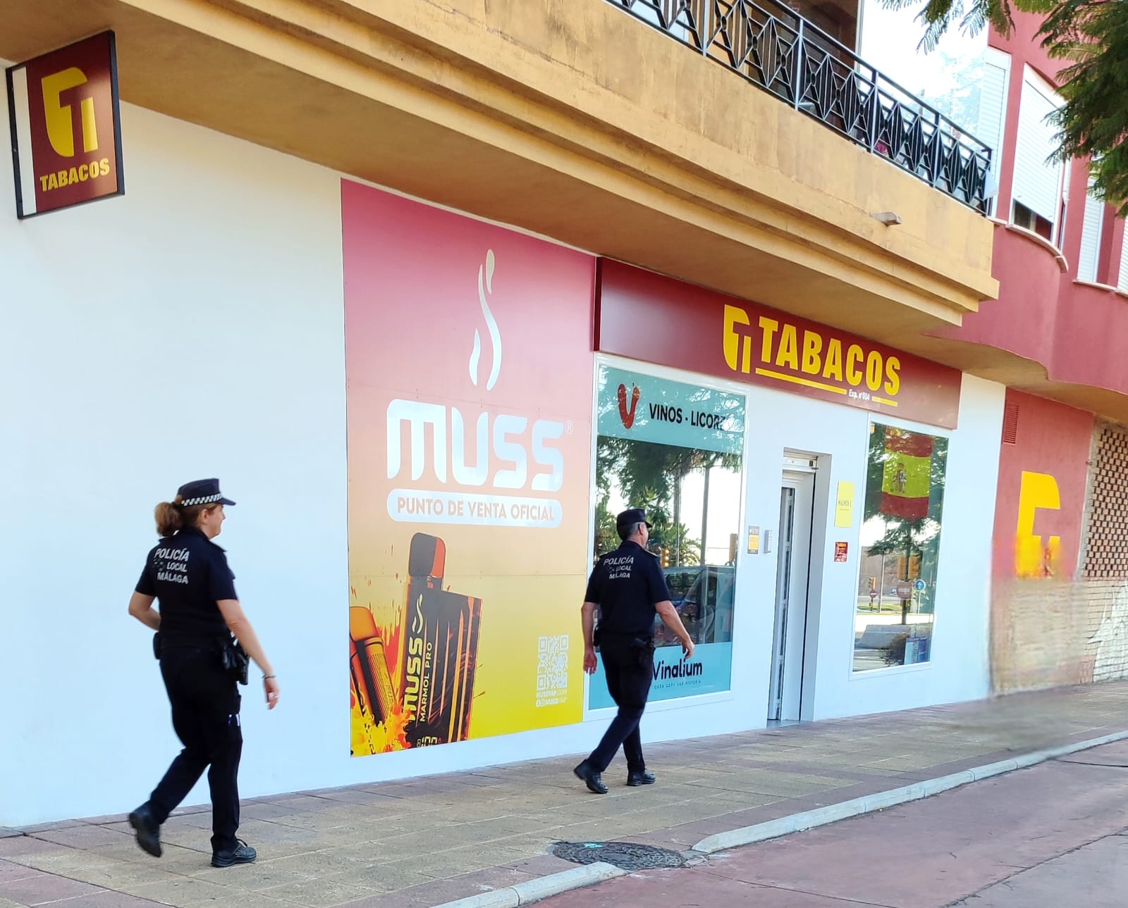 Agentes municipales junto al local donde se ha llevado a cabo el robo