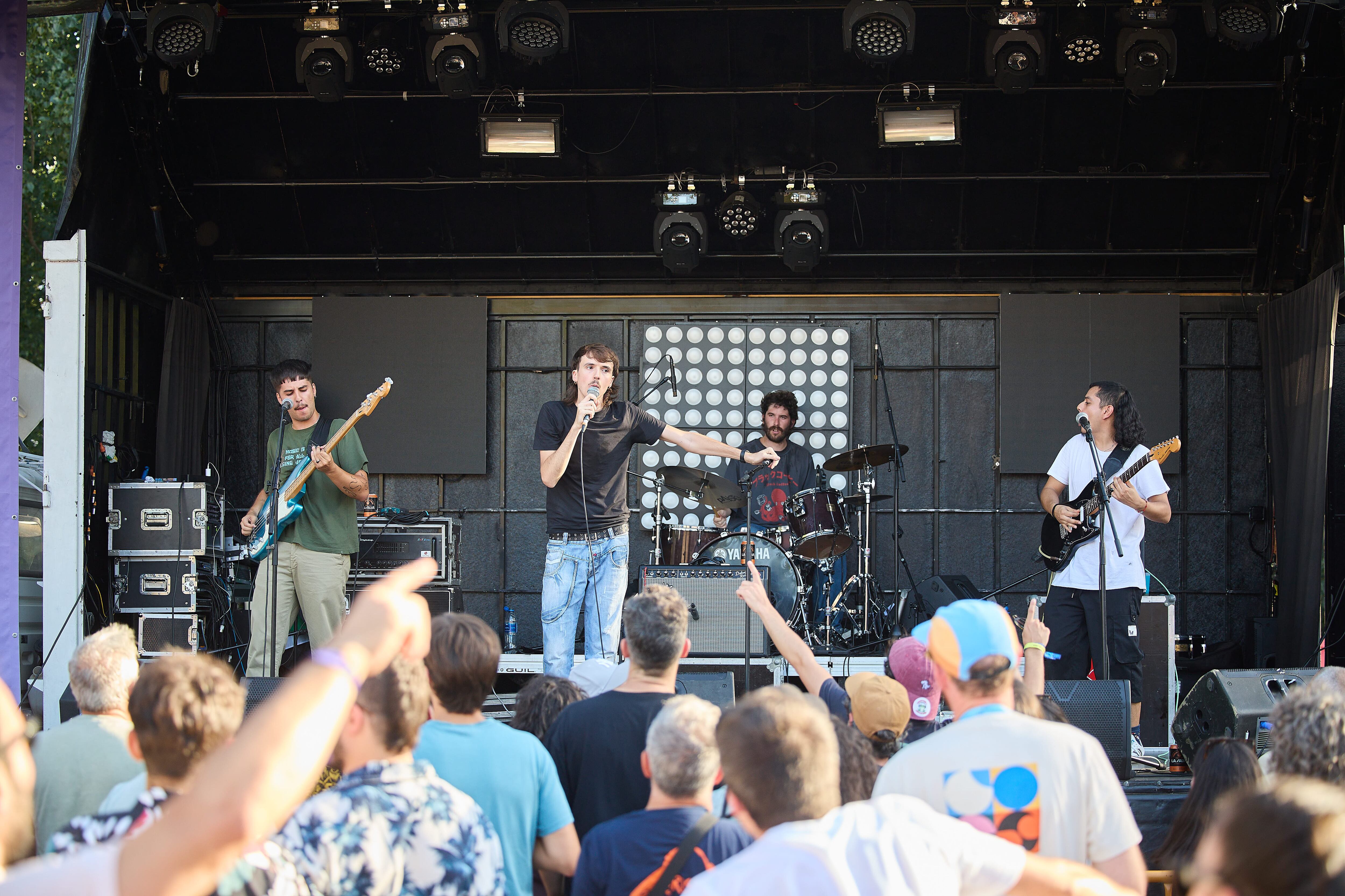 Toldos Verdes tocan en el escenario del Anfiteatro del Ebrovisión