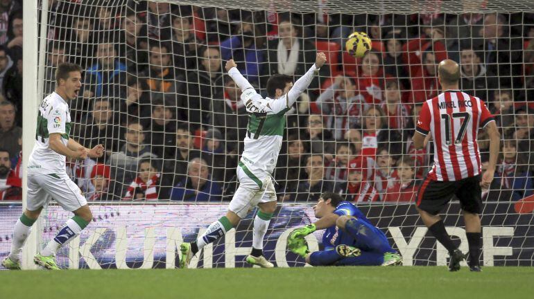 GRA216. BILBAO, 11/01/2015.- Los jugadores del Elche celebran su segundo gol ante el Athletic de Bilbao, obra del centrocampista marroquí Fayçal Fajr, en partido de la decimoctava jornada de Liga de Primera División que se juega hoy en el estadio de San Mamés, en Bilbao. EFE/Luis Tejido