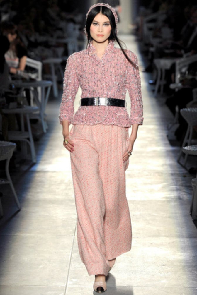 Modelo de Chanel con pantalón palazzo