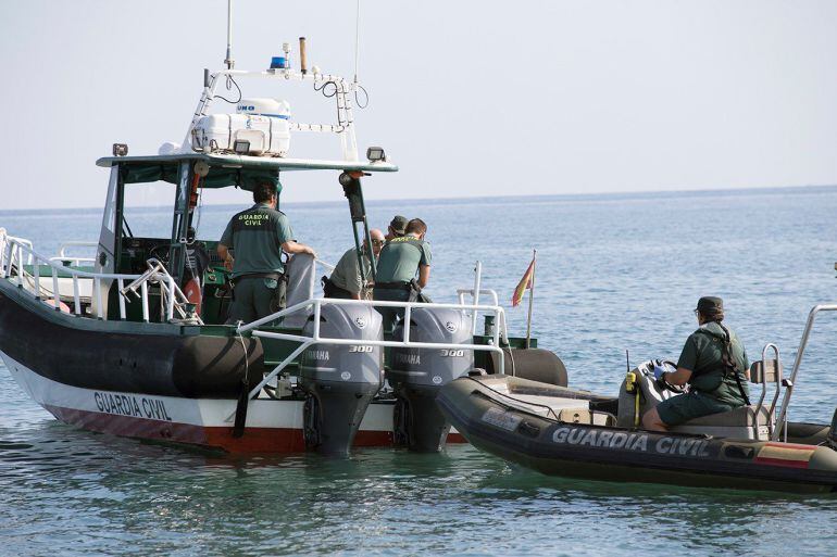 La guardia Civil rescata el cuerpo sin vida de un joven en la playa de la Cagailla de Salobreña