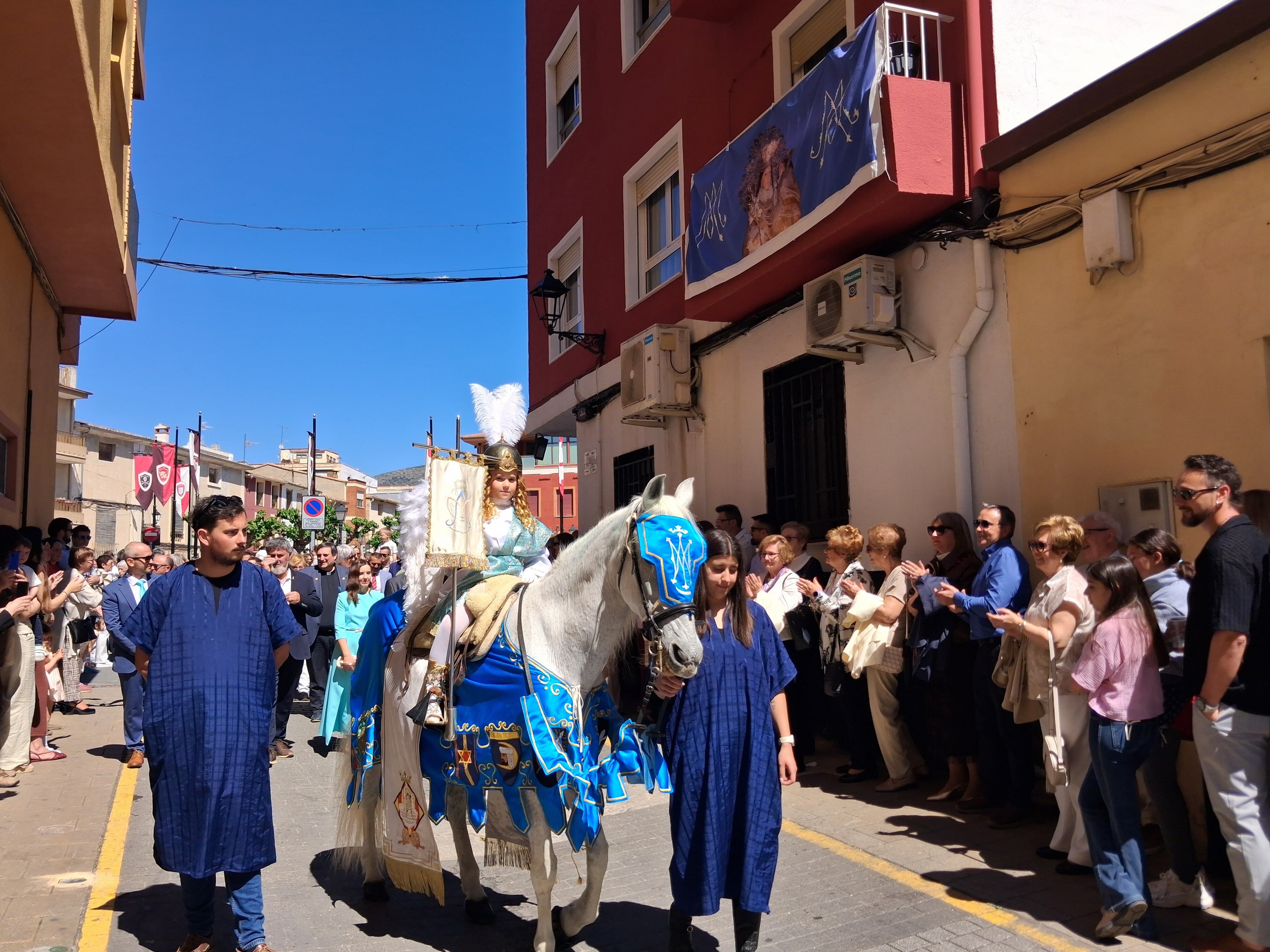 Claudia Rico Jordá, Angelet 2026, desfilando por las calle de Muro para declamar los versos de l'advocat Senabre.