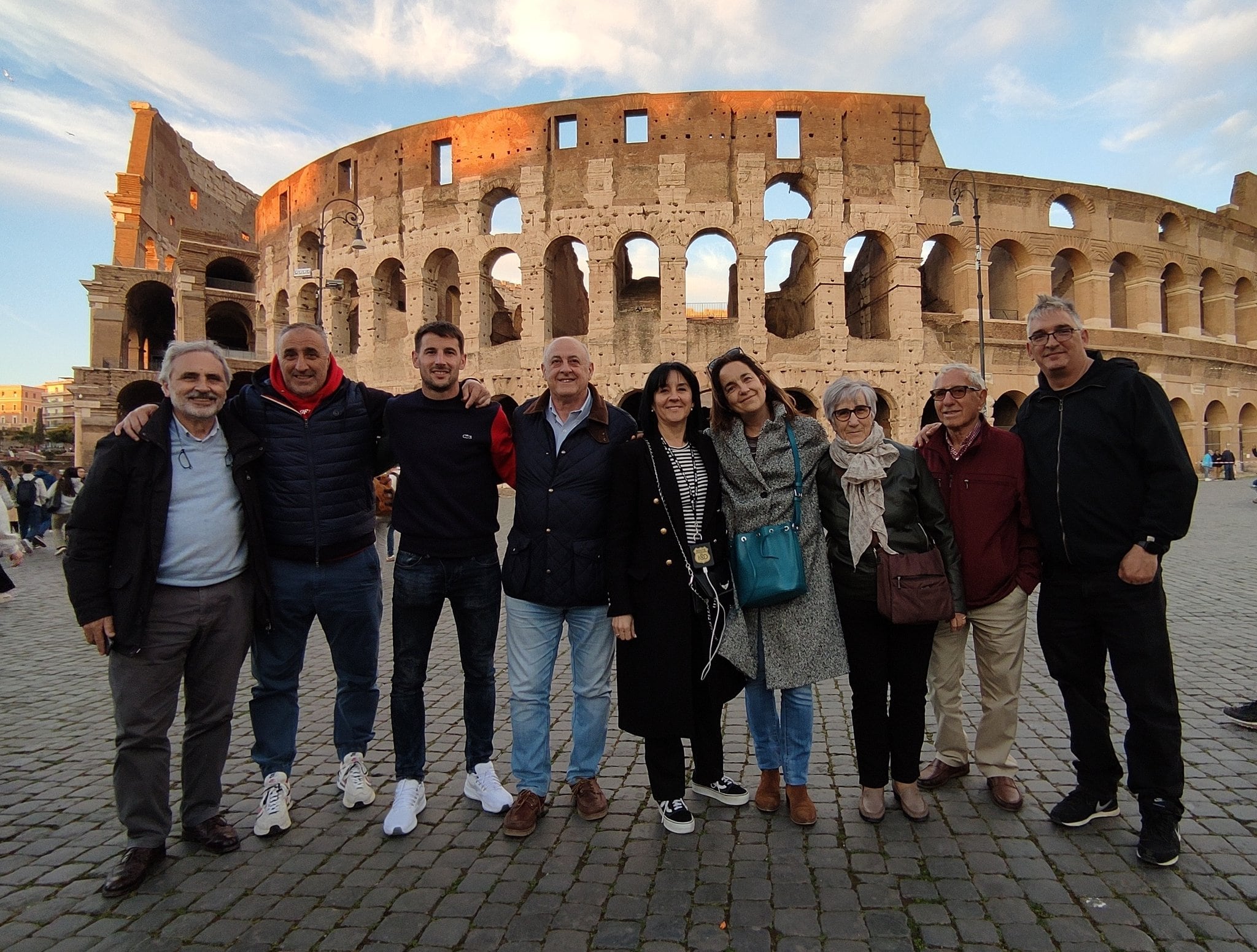 La delegación de la Cultural posa ante el Coliseo