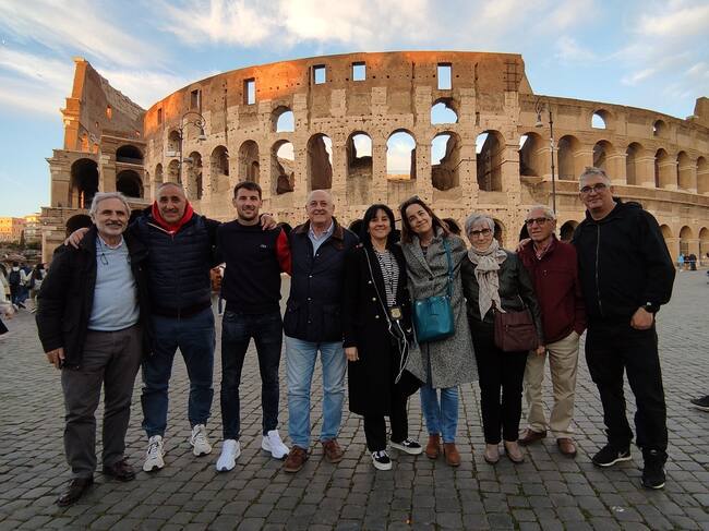 La delegación de la Cultural posa ante el Coliseo