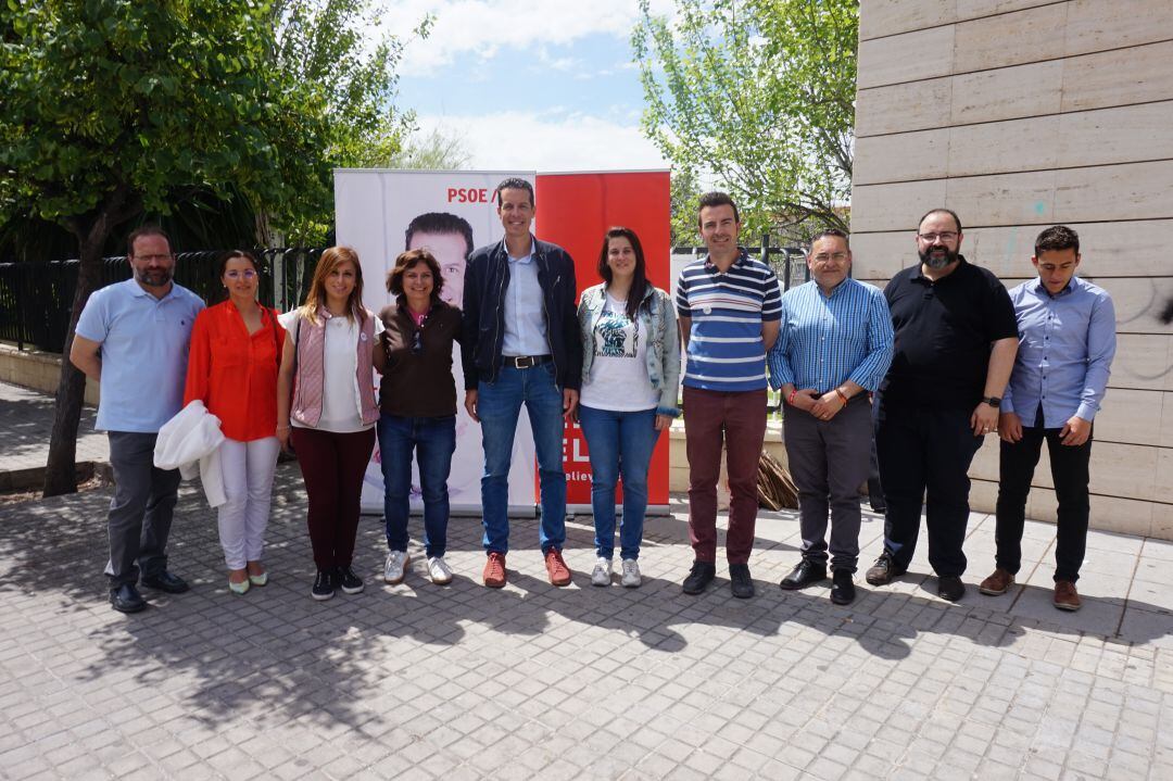 El candidato a la alcaldía de Elda por el PSOE en el centro de la imagen, junto a su equipo de campaña electoral