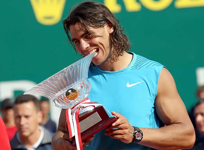 Nadal, con el trofeo que le acredita campeón del Masters Series de Montecarlo