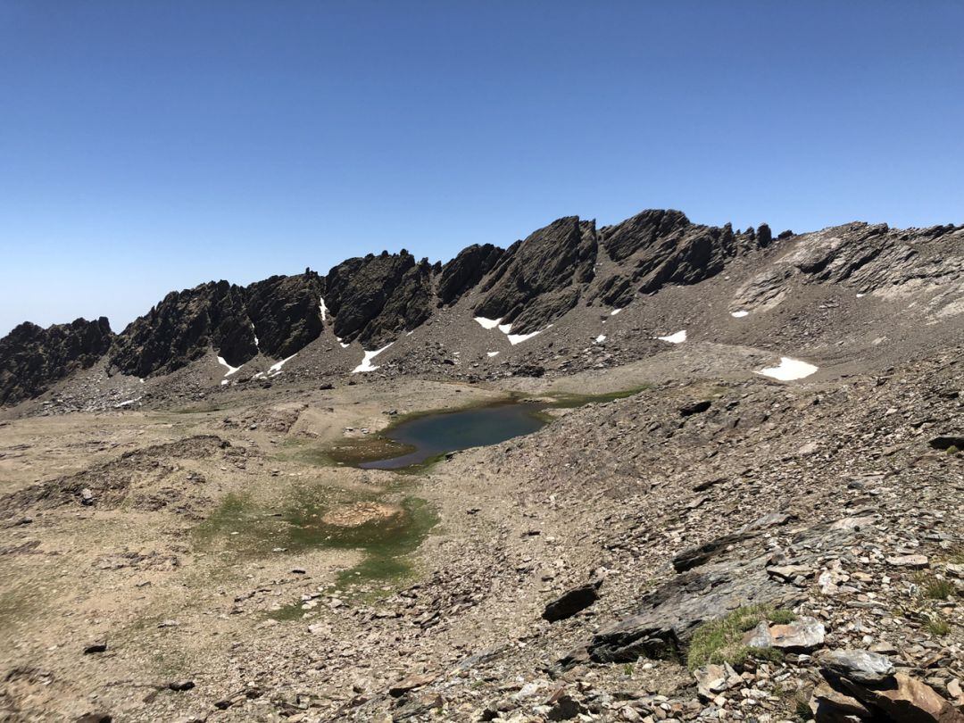 Laguna alpina de Río Seco, situada a 3.020 metros de altitud en el Parque Nacional de Sierra Nevada (Granada)