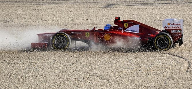 Fernando Alonso se sale de pista y acaba en la gravilla durante la sesión de clasificación en el circuito de Albert Park en Melbourne, Australia