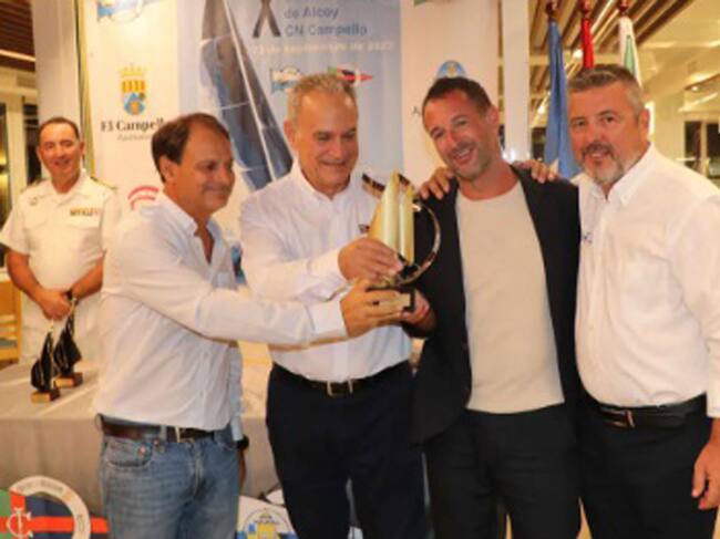 Los ganadores de la regata junto al presidente del Círculo Industrial, Indalecio Carbonell. Foto: Sección Náutica del Circulo Industrial de Alcoy