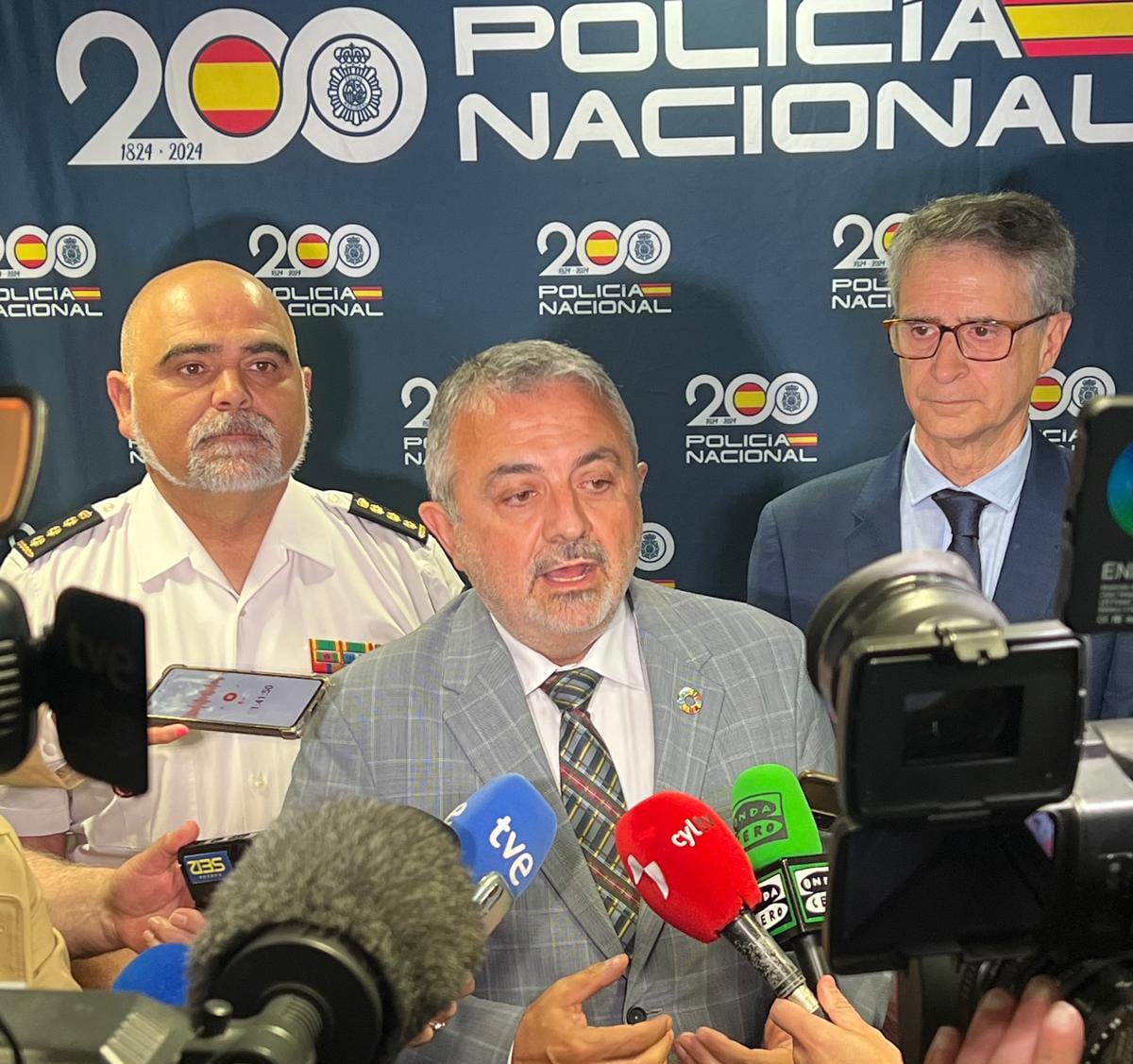 El subdelegado del Gobierno, Pedro de la Fuente, entre el Comisario provincial, Jesús Nogales (izda) y el presidente de la Fundación Círculo, Emilio de Domingo