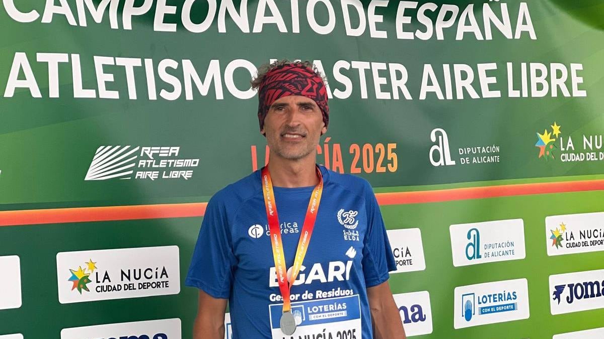 Miguel Ángel Sánchez con su primera medalla