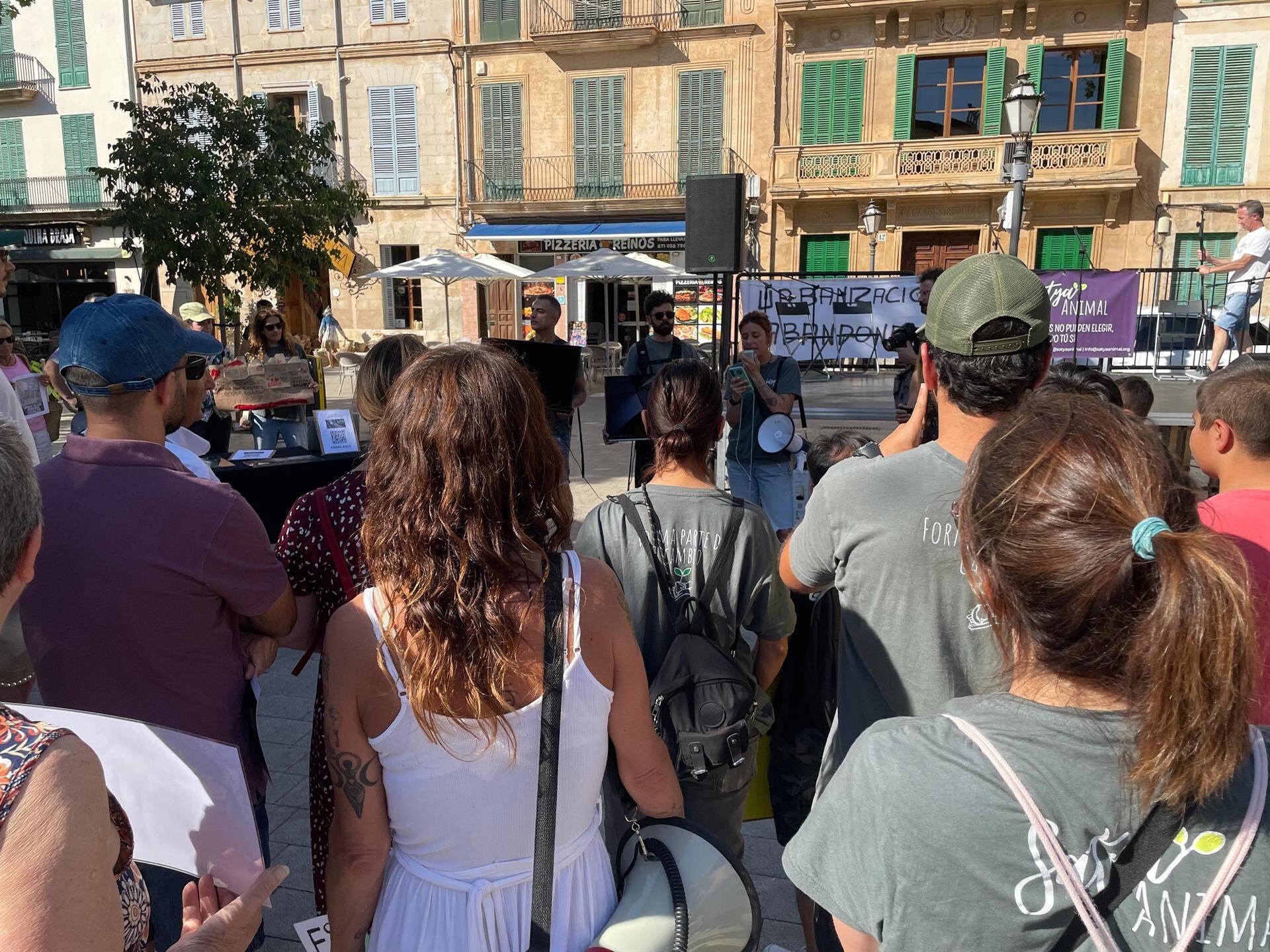 Unas 80 personas se concentran en Llucmajor para exigir el cierre de la granja denunciada - SATYA ANIMAL
