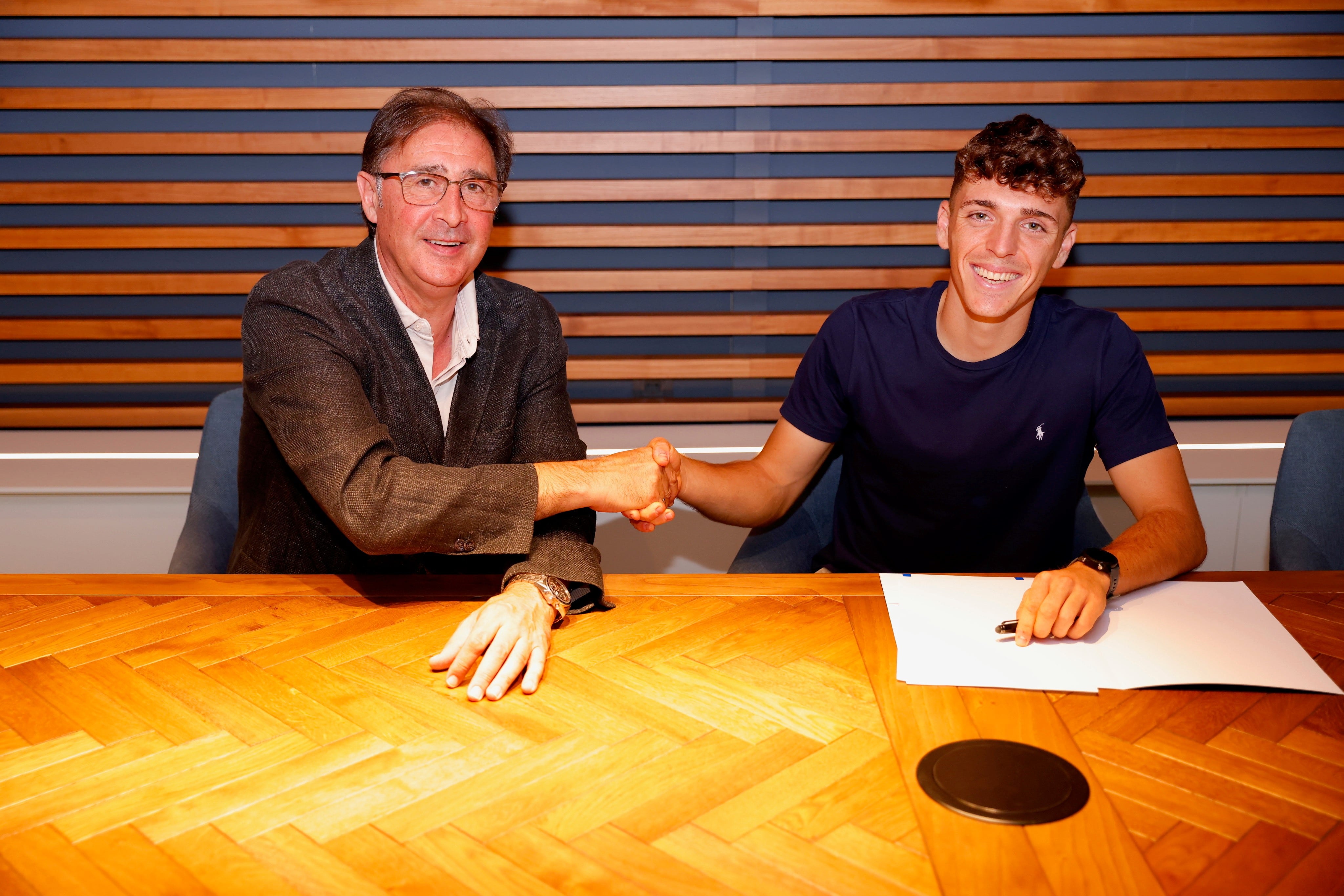 Loren estrecha la mano de Gabilondo tras la firma del defensor