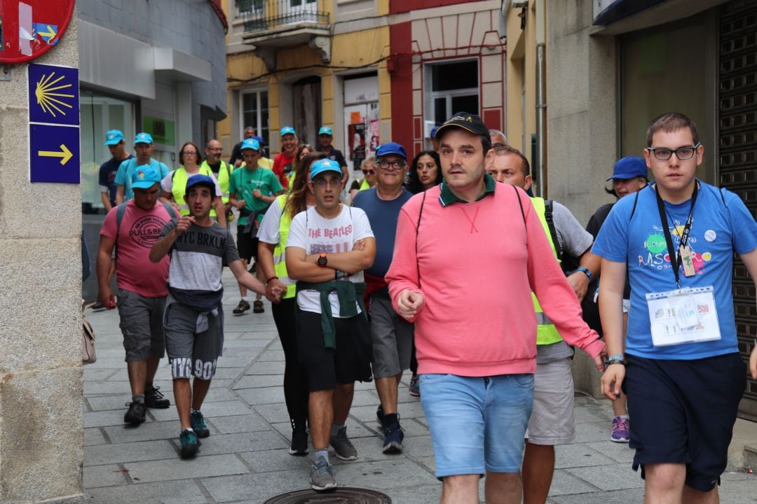 Grupo de peregrinos con TEA en A Guarda iniciando el Camiño de Santiago da Costa.