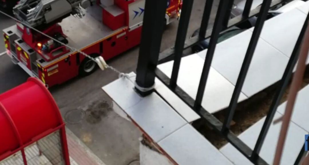 El cable del alumbrado navideño estaba atado a la parte inferior de la barandilla de la terraza.