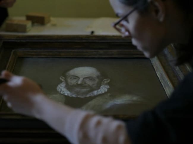 Restauración de una de las obras que forman parte de la exposición