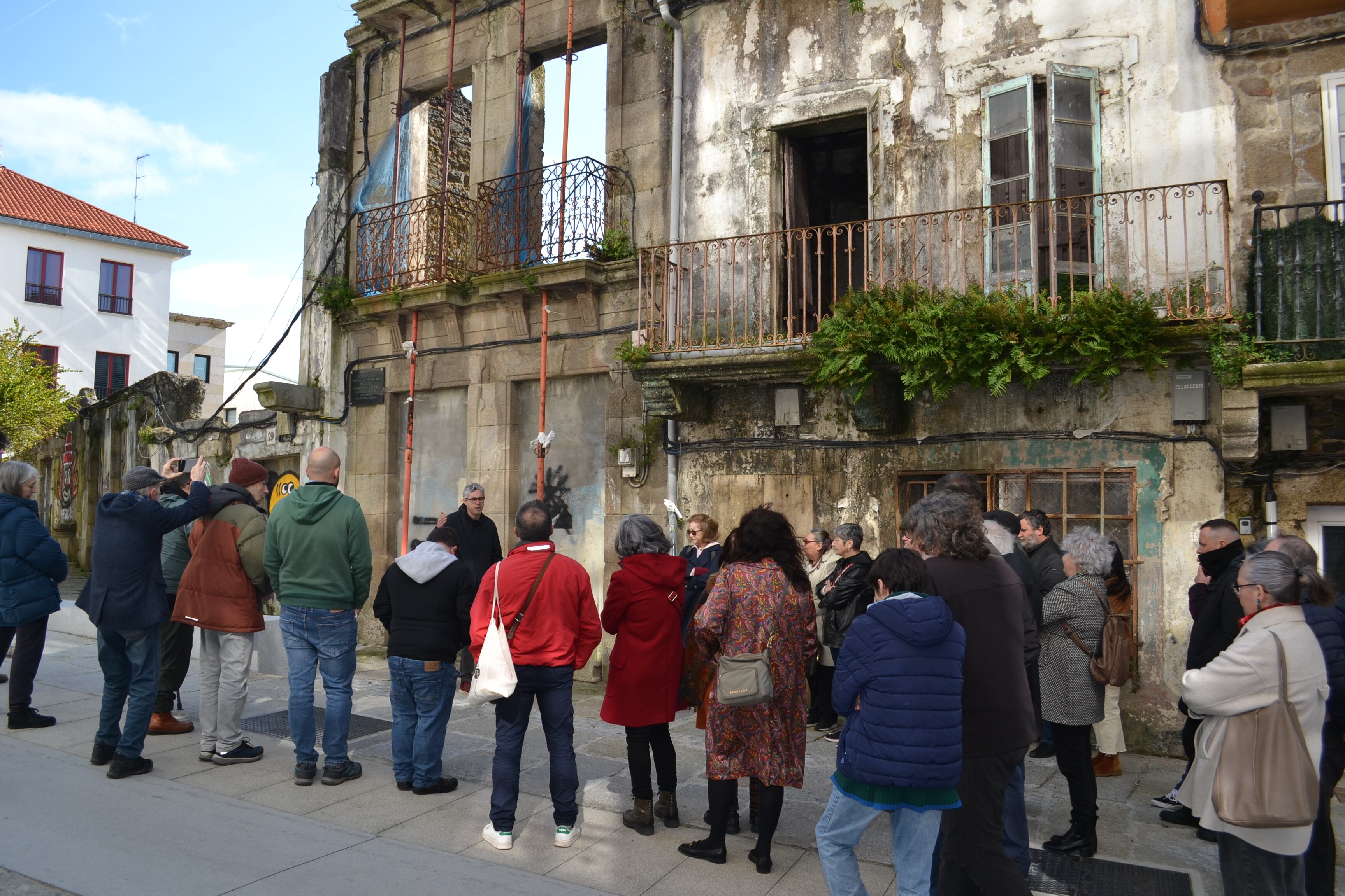 Acto de este sábado ante la vivienda natal de Ricardo Carvalho Calero en Ferrol Vello (foto: BNG)