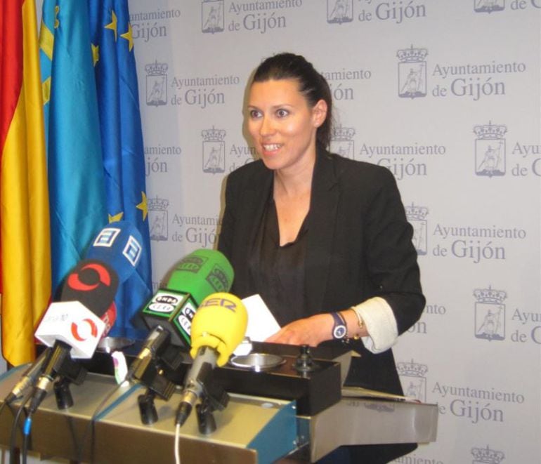 La edil de XSP Nuria Rodriguez ofreciendo una rueda de prensa