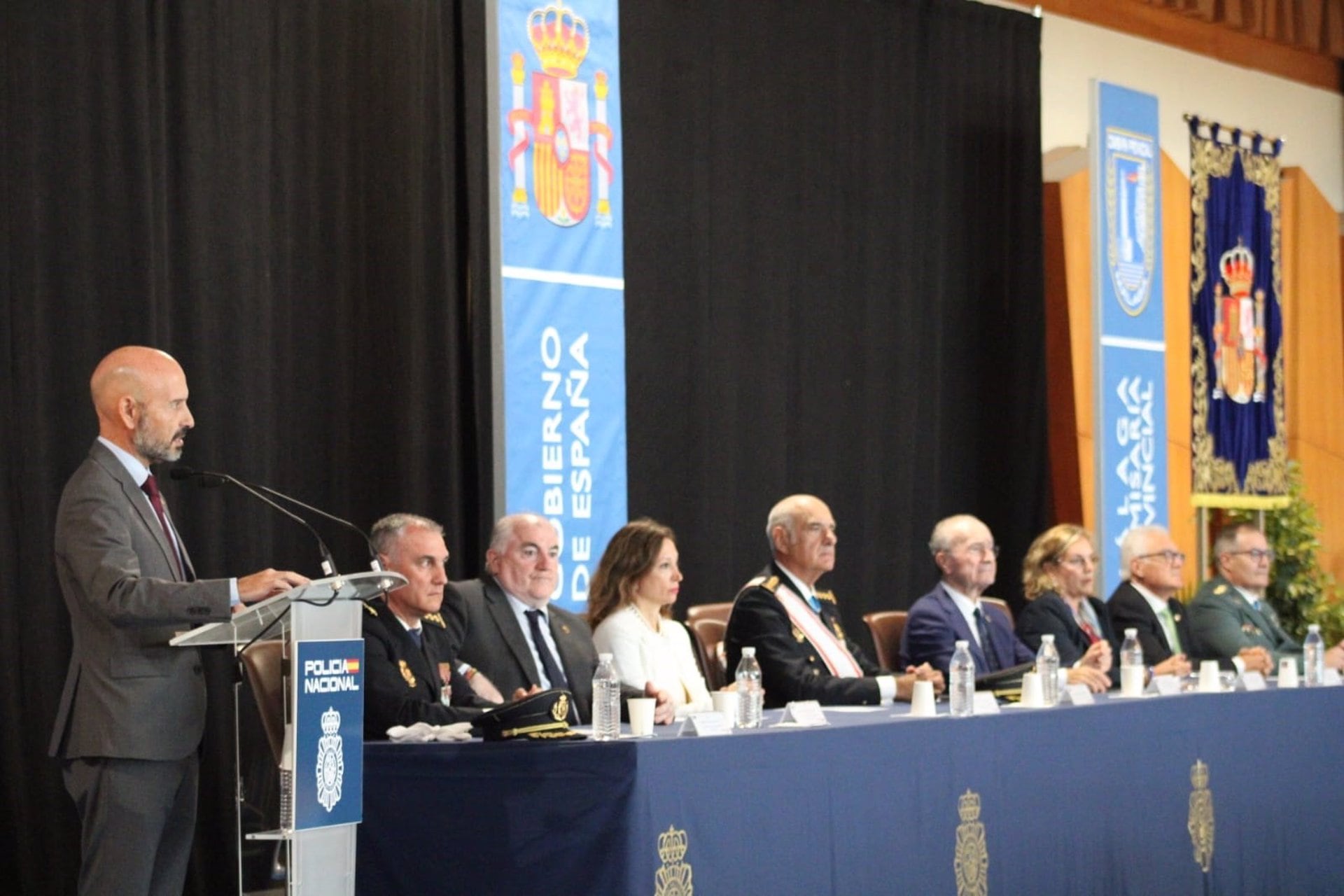 El subdelegado del Gobierno en Málaga, Javier Salas, en los actos con motivo de la festividad de los Santos Ángeles Custodios, patrón de la Policía Nacional..
El subdelegado del Gobierno en Málaga, Javier Salas, ha anunciado que el Gobierno trabaja en la futura comisaría Oeste de la Policía Nacional en la capital malagueña, que se ubicará en el Distrito Carretera de Cádiz, que estará &quot;en la vanguardia nacional en cuanto a edificios públicos y cuya inversión rondará los 30 millones de euros&quot;