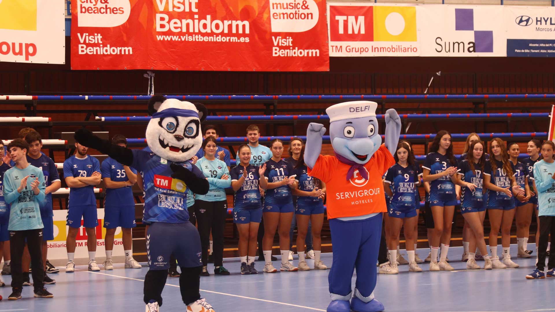 Las dos mascotas del Club Balonmano Benidorm durante la presentación de la temporada