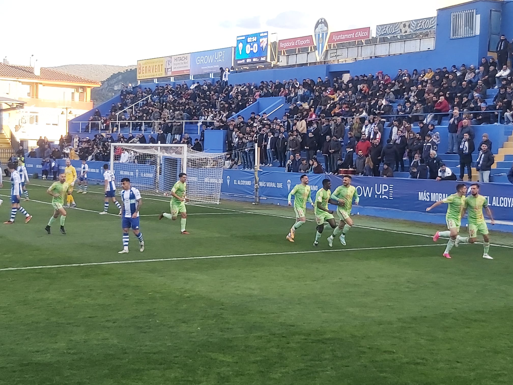 Los jugadores del Málaga, CF celebran uno de los tantos logrados en el Campo Municipal de El Collao