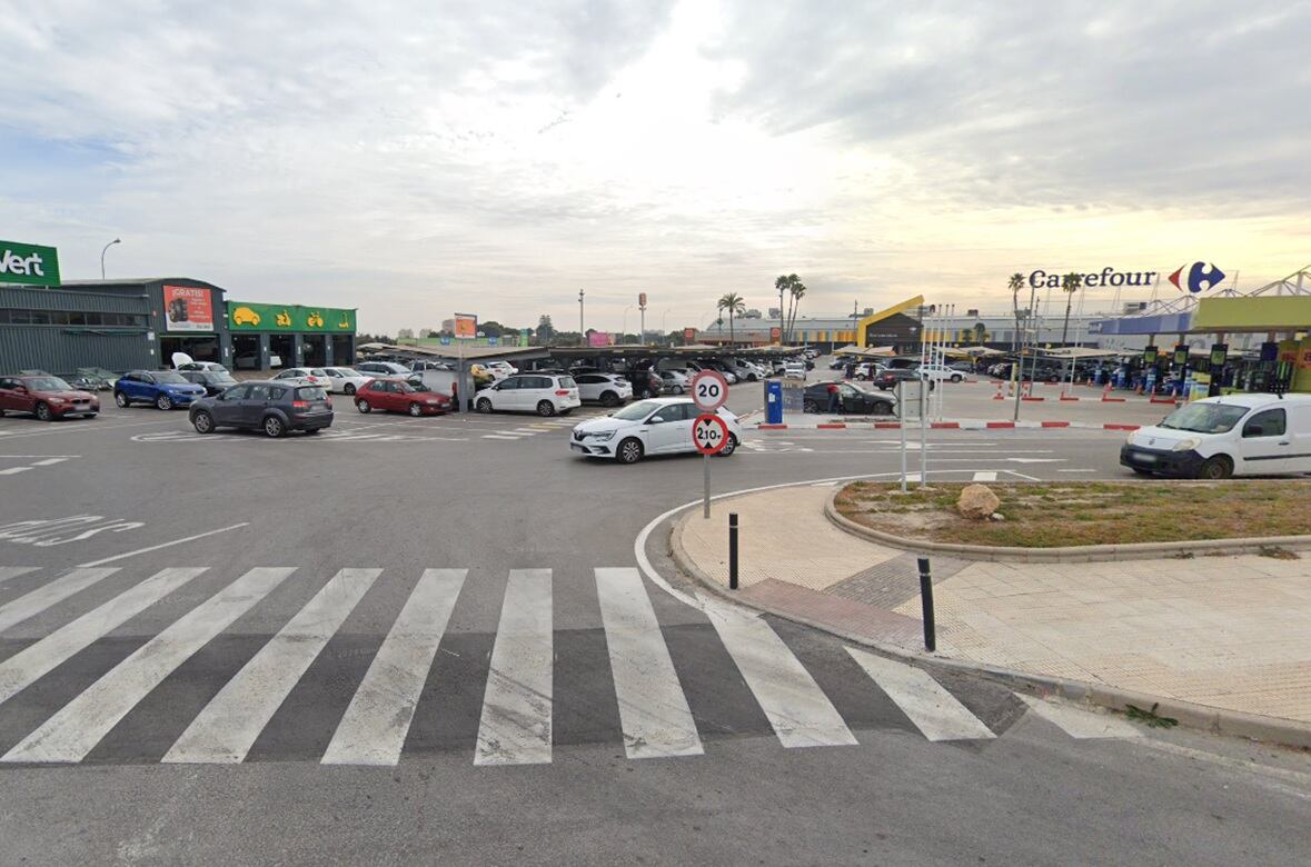 Aparcamiento de la zona comercial de Sant Joan donde ha ocurrido la discusión y la autolesión del agresor