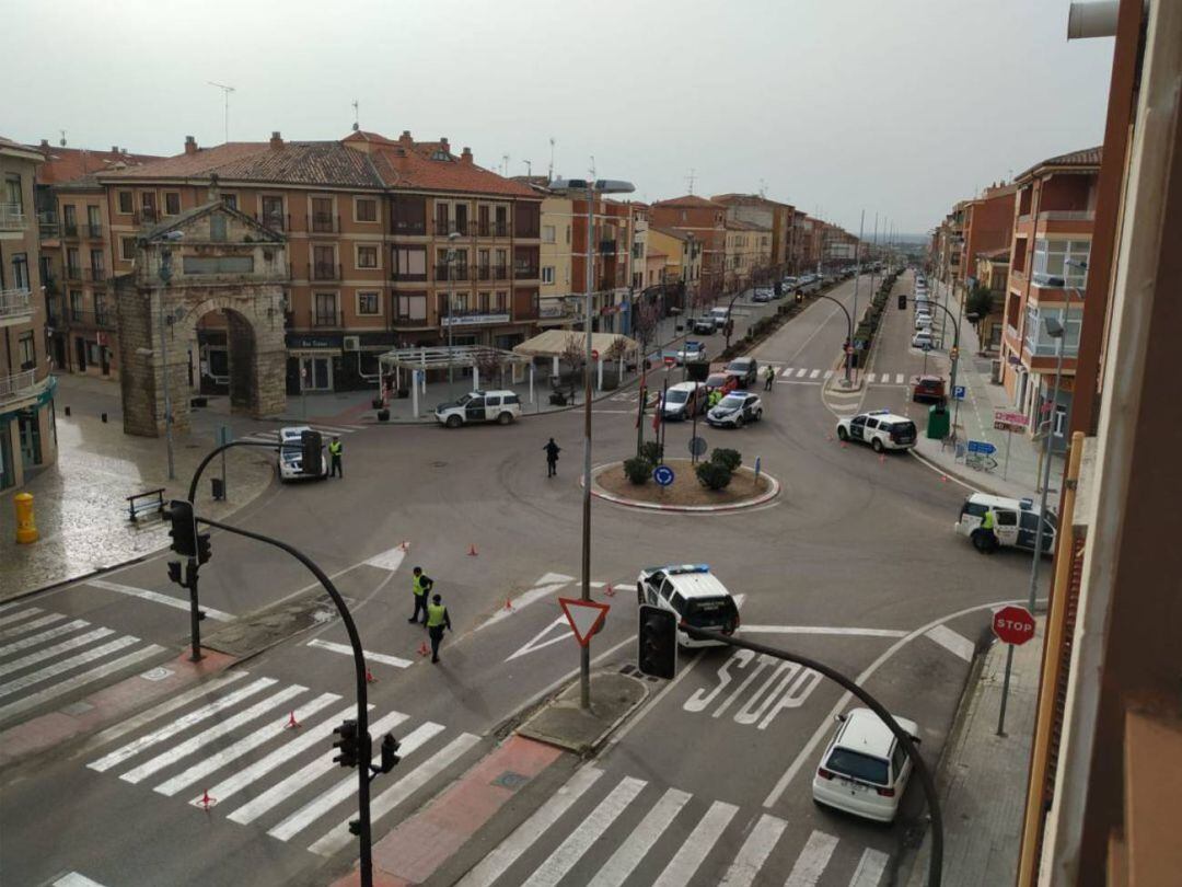 Despliegue de la Guardia Civil en la rotonda de entrada al centro urbano de Toro