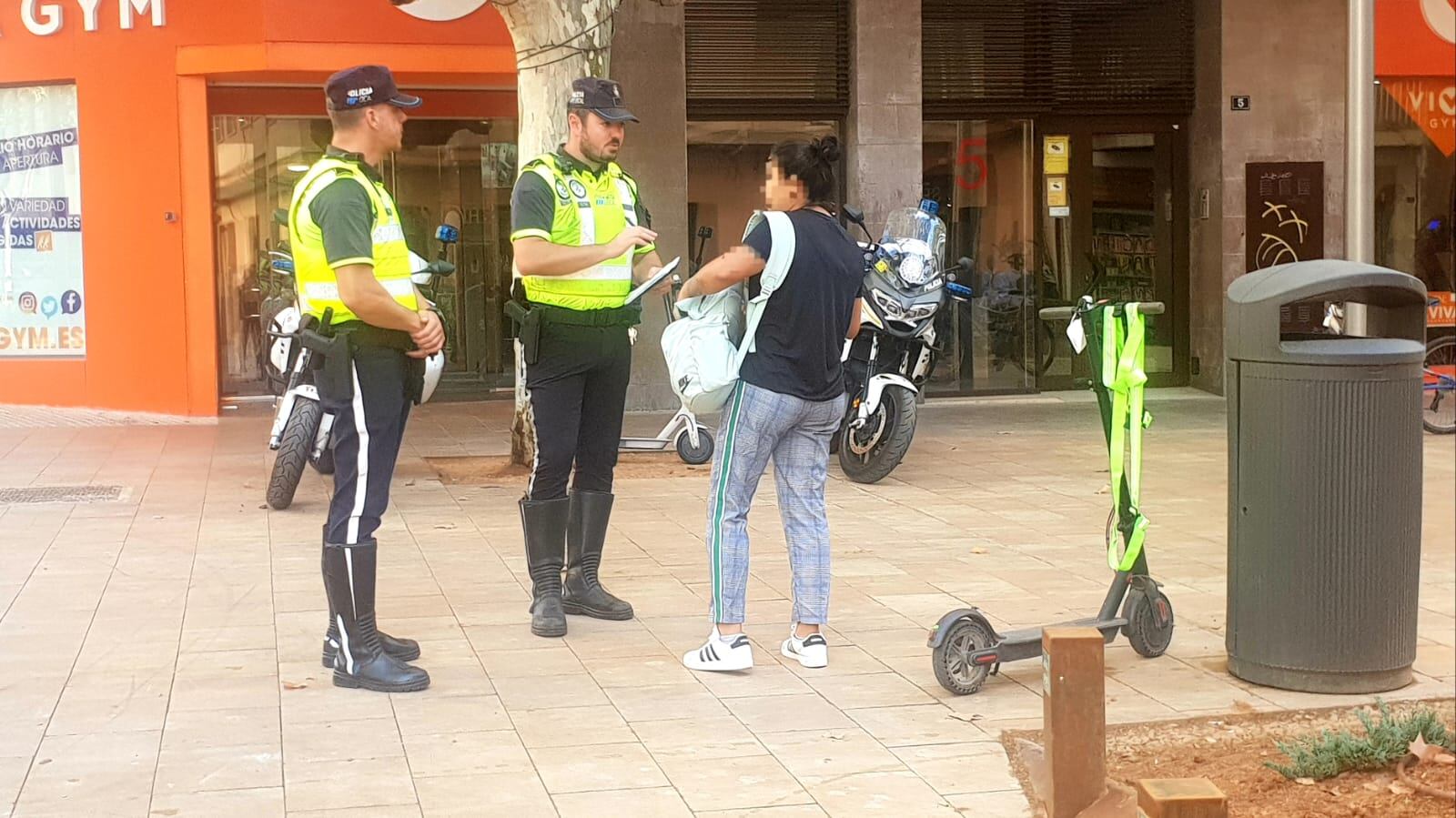 La Policía Local denuncia a conductores de patinetes