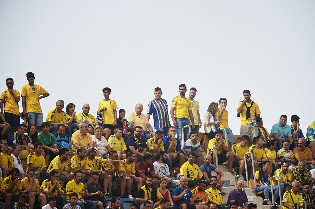 La afición del Cádiz durante un encuentro.