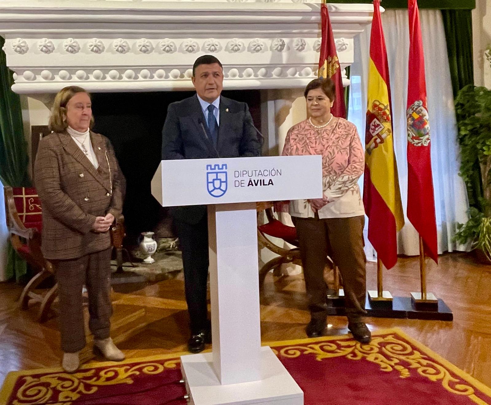 Lidia Jiménez, presidenta de Cruzadas de Santa María; Carlos García, presidente de la Diputación; y Rosario Sáez, rectora de la UCAV