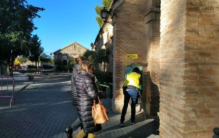 Mujer vendiendo lotería a las puertas del cementerio