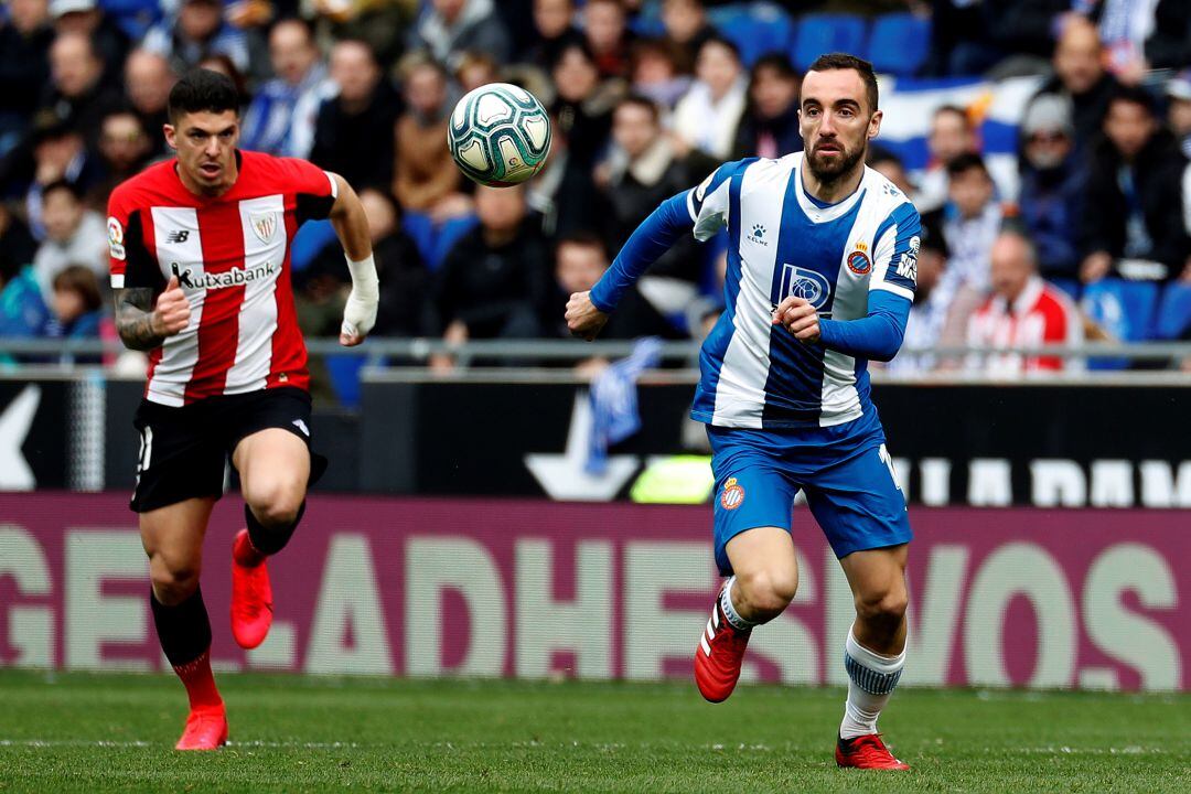 El defensa del Athletic de Bilbao Ander Capa (i), y el jugador del Espanyol Sergi Darder (d), durante el partido de LaLiga Santander correspondiente a la jornada 21 disputado este sábado en el RCDE Stadium