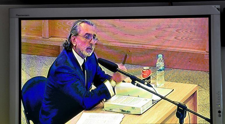 Imagen del monitor de la sala de prensa de la Audiencia Nacional en San Fernando de Henares del presunto cabecilla de la trama Gürtel, Francisco Correa, durante su declaración en el macarojuicio por la trama de corrupción