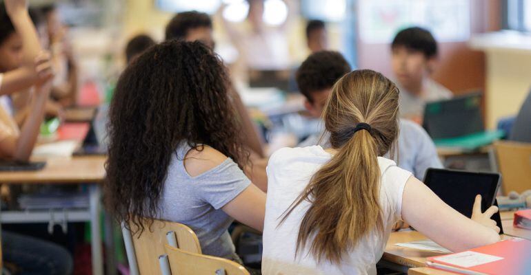 Varios jóvenes en una clase de un centro educativo.