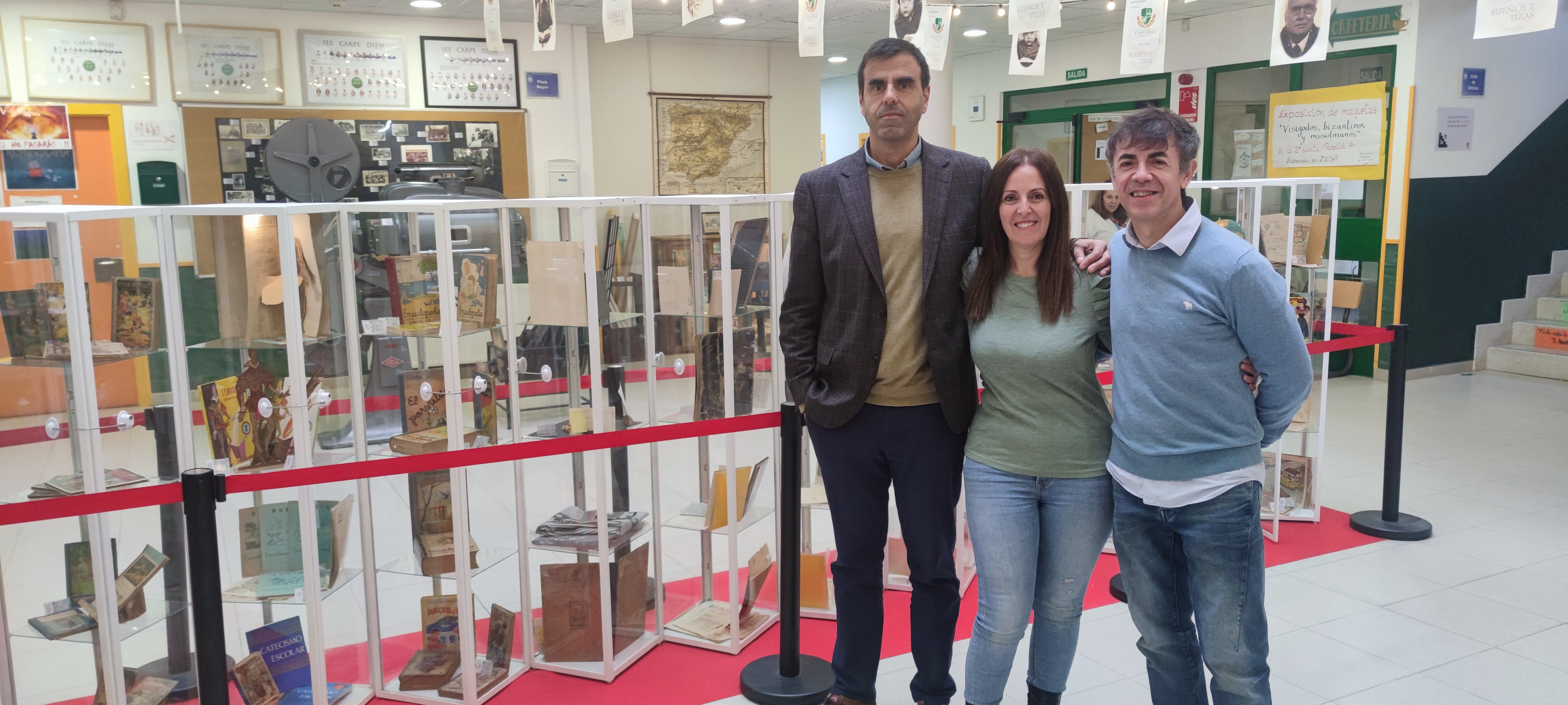 El director del IES Carpe Diem de Fuenlabrada, la presidenta del AMPA y uno de los profesores, organizador de la exposición &#039;Sueños y Tizas&#039;-