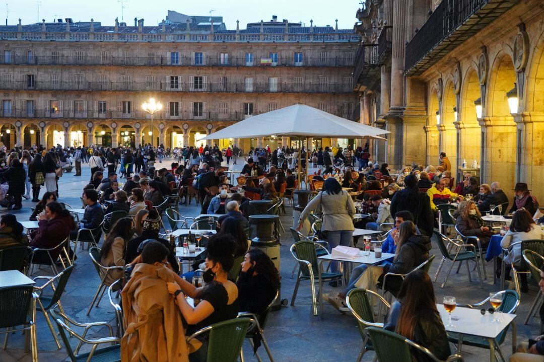 Imagen de las abarrotadas terrazas de hostelería en Salamanca