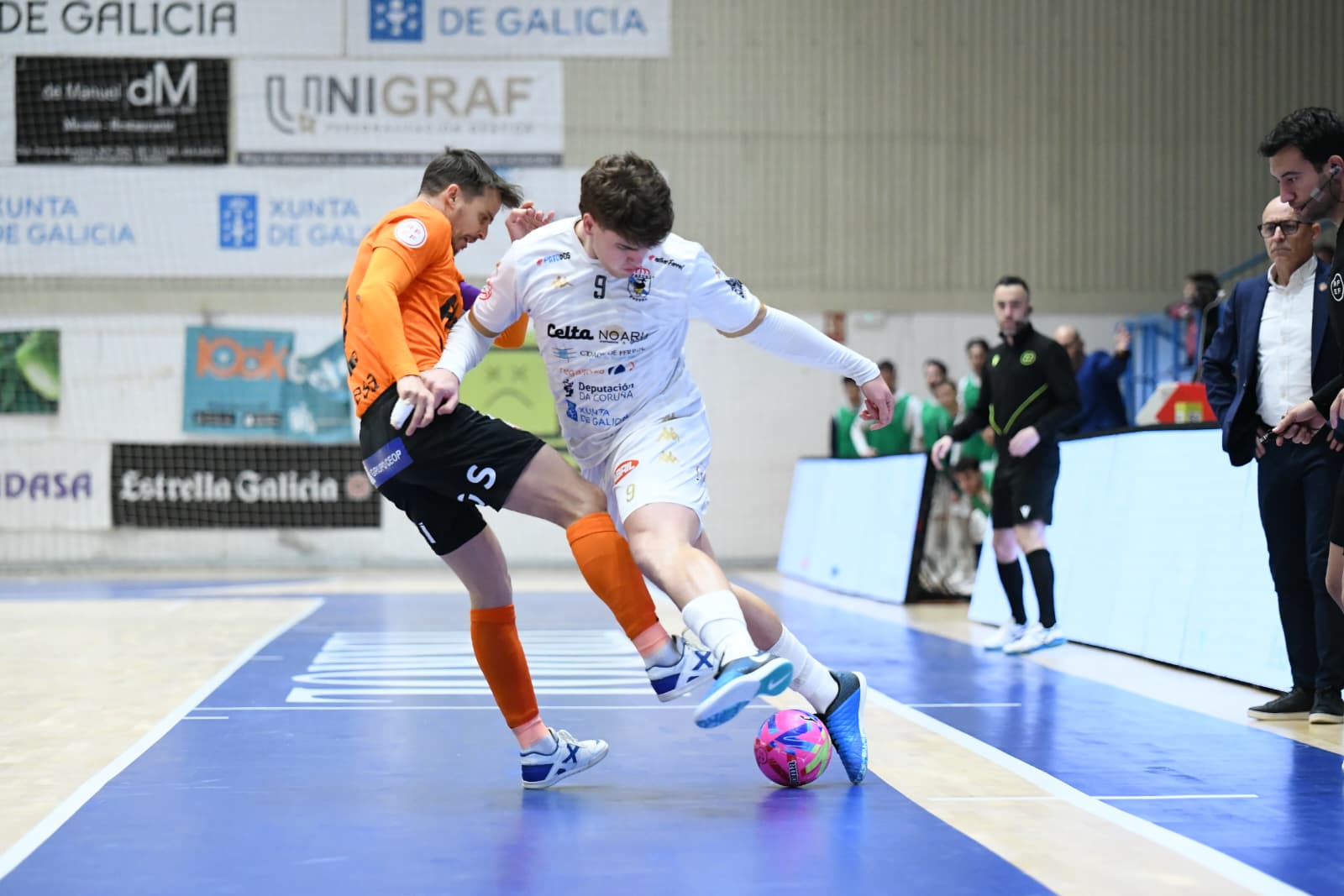 Gonzalo Santa Cruz se impone a un rival en el O Parrulo-ATP Iluminación Ribera Navarra en A Malata (foto: MijanPhoto para O Parrulo Ferrol FS)