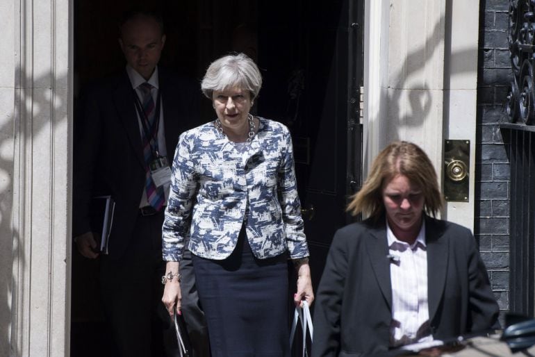 La primera ministra británica, Theresa May, a su salida del Downing Street en Londres (Reino Unido)