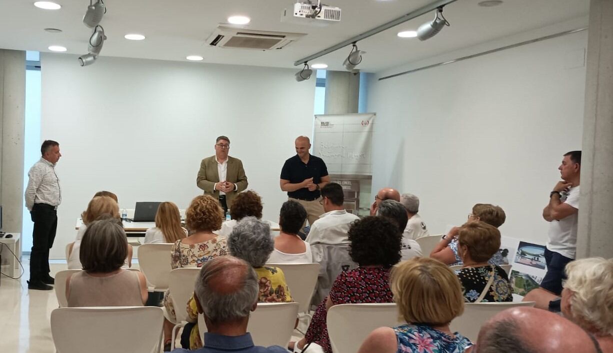 Los concejales de Urbanismo, Andrés Guerrero, y de Gestión Económica, Enrique Lorca, durante la reunión con los vecinos de Santiago el Mayor