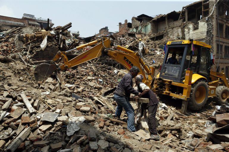 Tareas de rescate en busca de supervivientes tras el terremoto de Nepal.