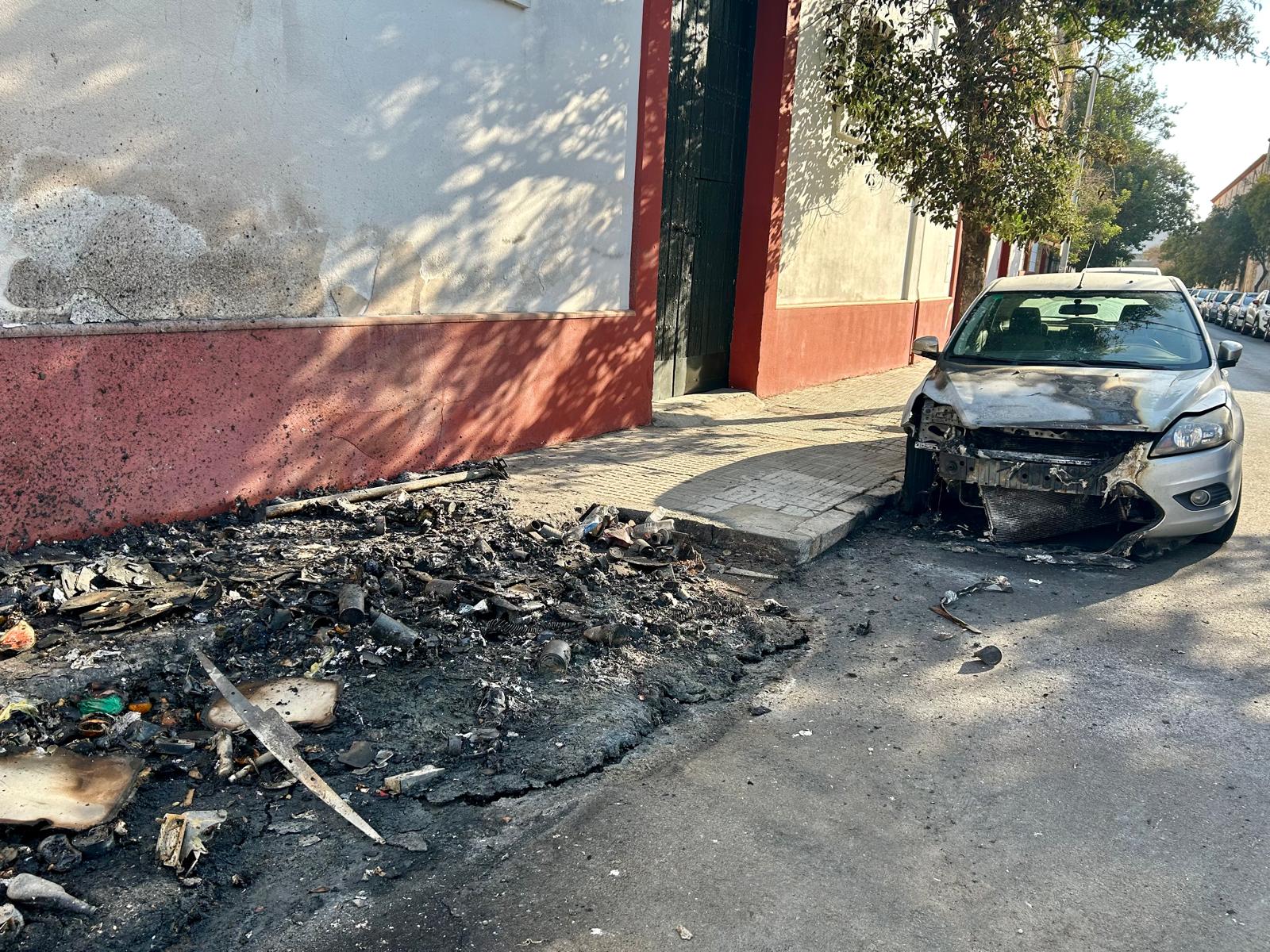 Un vehículo afectado en la quema de contenedores en Sanlúcar