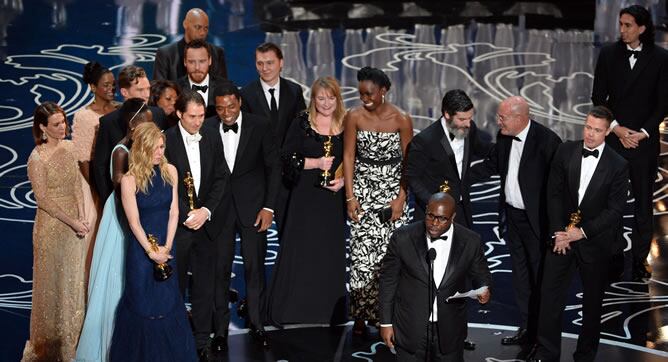 El equipo de &#039;12 años de esclavitud&#039; recoge el Oscar a Mejor Película