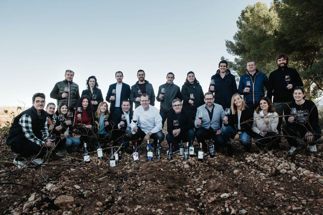 Representantes del CRDOP Jumilla y de la restauración posando con el chef Pablo González