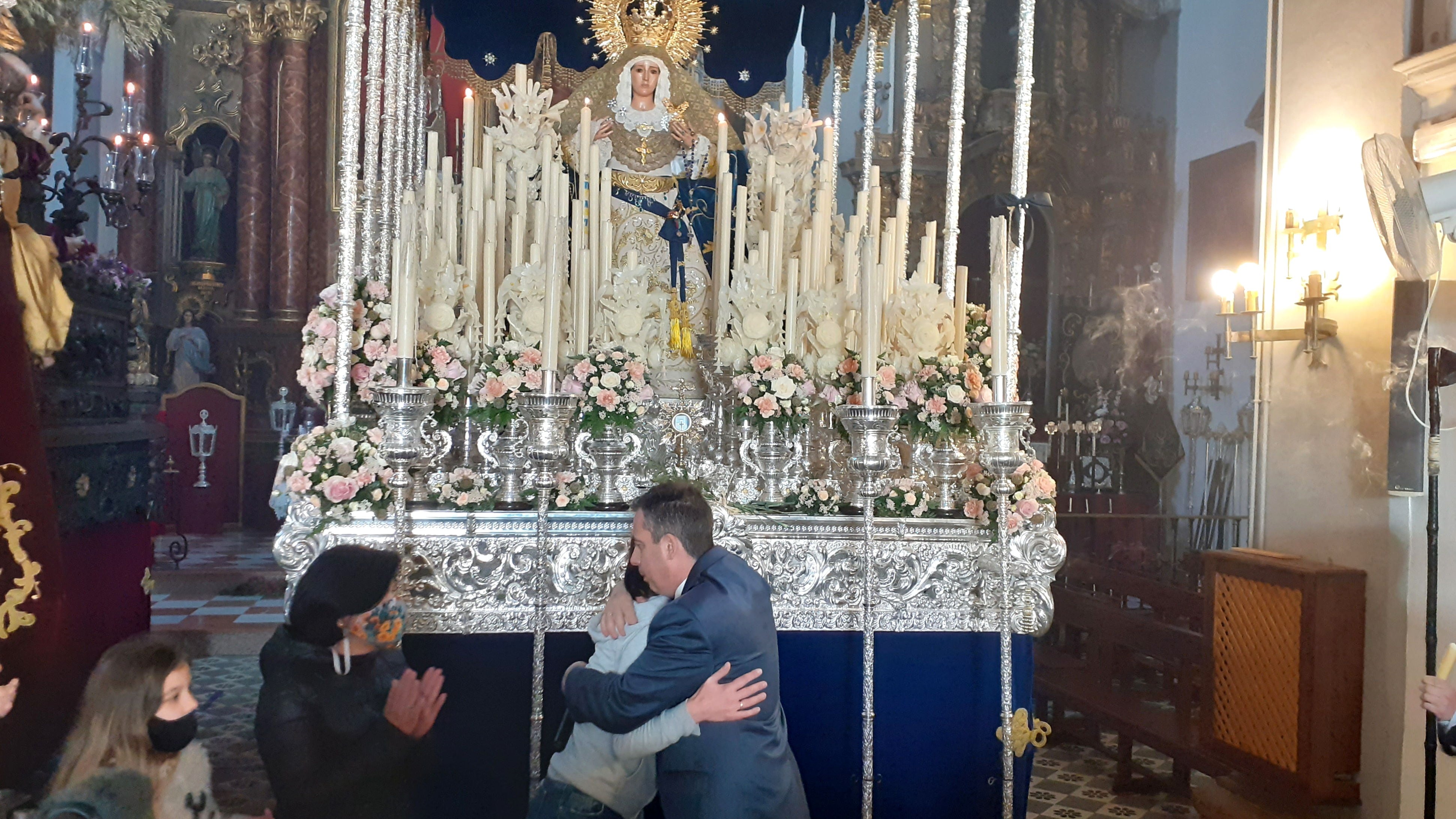 Una familia ucraniana fue la encargada de encender una de las velas del palio