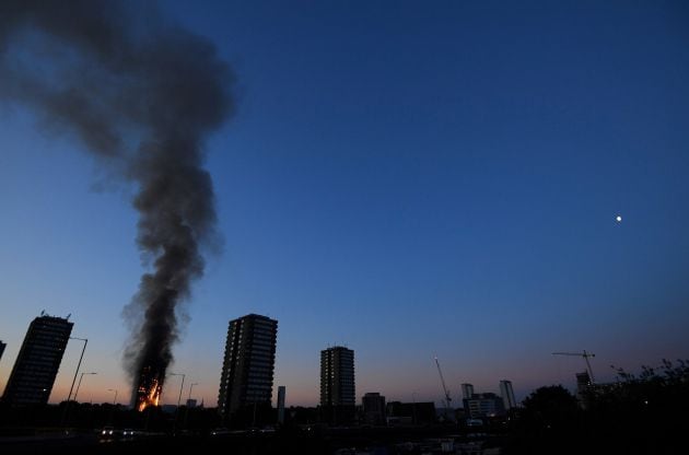 Las llamas y la gigantesca columna de humo son visibles a gran distancia.